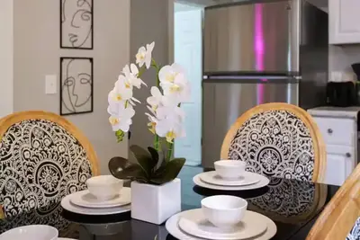 Image de Stylish 2 bedroom getaway 5 minutes from downtown Cleveland!