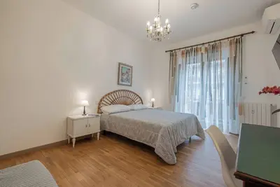 Image de Bollini House. In 5 minutes you can reach the metro \"A\" and. . . all of Rome.