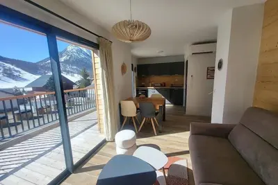 Image de 150m du centre station, 1er étage, vue pistes de ski, balcon, télévision, casier à ski, 59m²