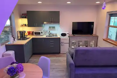 Image de Beaver Garden Loft | Creekside Designer Stay in Beaverton