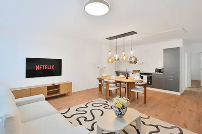 Image de Beautiful 3-bedroom apartment in City Center. Sleeps 10. Free Wifi, Free Parking