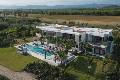 Image de Niku House: Beachfront Luxury Villa for 12 with Chef, Staff & Ocean Views