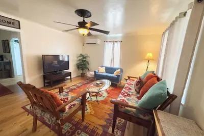 Image de Colorful 3-bedroom Casita in the heart of the North Valley