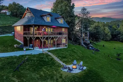 Image de New Creekside 4-Br Modern Cabin with Hot Tub, Fire Pit, Grill, 2+ Acre field!