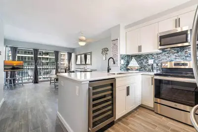 Image de Free Parking & Beach Gear at 2br Iconic Whale Building Condo