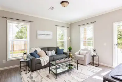 Image de Upscale Duplex Getaway for 4 near Madison