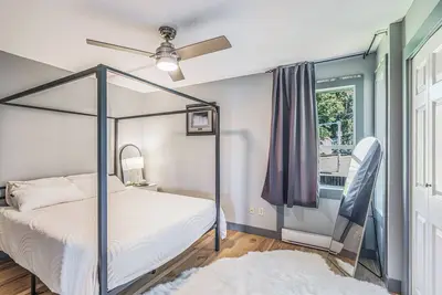 Image de 2 bedroom house, private yard, near 2 lakes & 2 min walk to gas, pub, cafe, bus