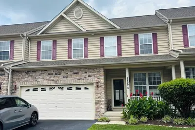 Image de Spacious Clean Townhouse Sleeps 8 with pool and parking