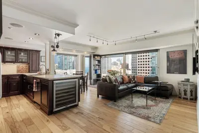 Image de Luxurious 2 Bd in Heart of Seattle + Parkg & Pool!