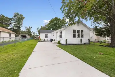 Image de Villa Layla | Sleeps 6 | Renovated Coastal Escape Near Bay Beaches