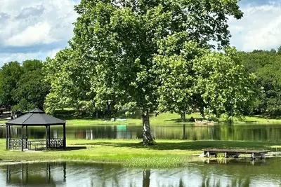 Image de Lakefront Home+Hot Tub with all of the ingredients for a perfect family getaway!