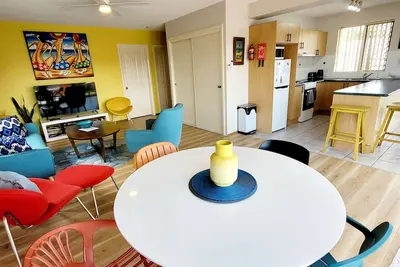 Image de Retro Metro - great location, walk to town and main beach!