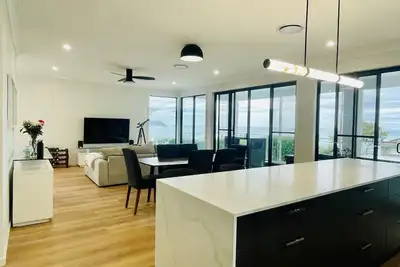 Image de New 5 Bed Terrigal Home with Ocean Views, Pool, and Games Room. 700m to Beach.