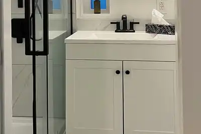 Image de Stylish 2 bedroom family and pet friendly sanctuary close to Ubc