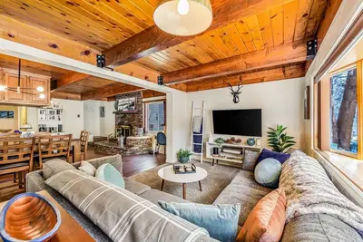 Image de Cub's Cabin ~ Alpine retreat with private hot tub, enclosed yard & wood fireplace