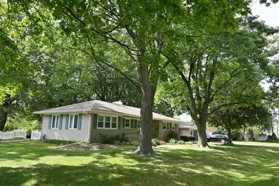 Image de Cozy, stylish spot with great amenities—walk to food, shops & 15 min Dec airport