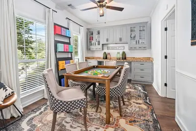 Image de 1. 9mi to Campus! Close to Rtj. Game Room. Patio + Grill. 5 Smart TVs. Sleeps 11.