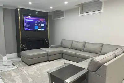 Image de Modern Private Basement Suite