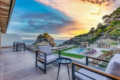 Image de Enjoy a private swimming pool & a barbecue station just 2 steps from the beach.