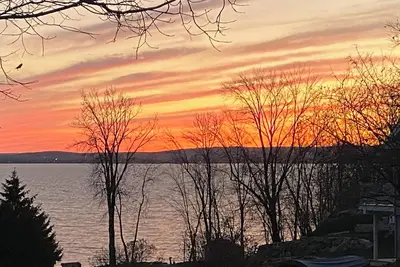 Image de 3-bed 2- living room front Lake luxury house in Saint-Placide 45 minute Montréal