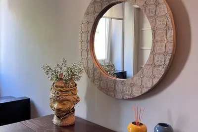 Image de Spacious apartment within walking distance of downtown and adjacent to subway and bus. For groups