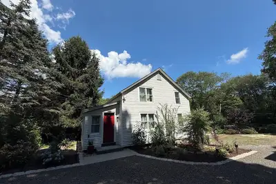 Image de Cozy, fully renovated 2br home with a barn in peaceful Weston, Ct for relaxation