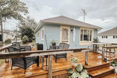 Image de Escape to Paradise on 5th in Kingsville — a cozy bungalow cottage.
