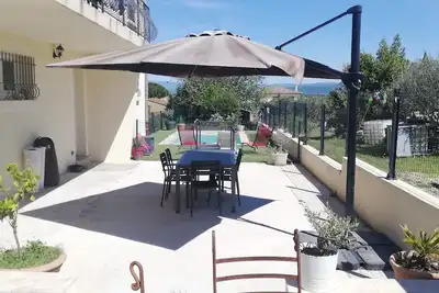 Image de Location saisonnière avec piscine et parking intérieur.