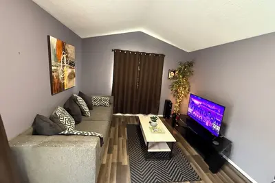 Image de Modern 3‑Br Riverside Retreat, 2 Lounges, Near Casino & Riverfront.