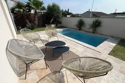 Image de Maison moderne avec piscine, proche de lac et forêt