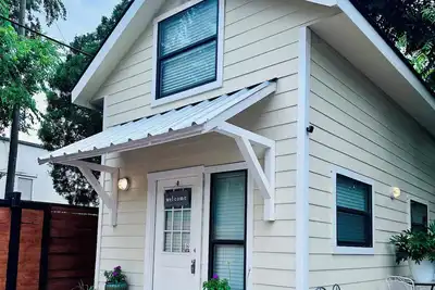 Image de Tiny Home in vibrant downtown San Antonio only minutes away from many sites.