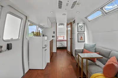 Image de All Season Luxury Airstream Palmera Unit 2 of 6, On-Site Hiking, Sauna, Hot Tub