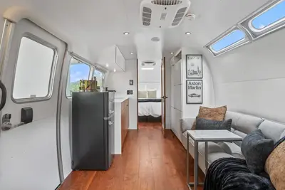 Image de All Season Luxury Airstream Glamping Royale Unit 4 of 6, On-Site Hiking, Sauna