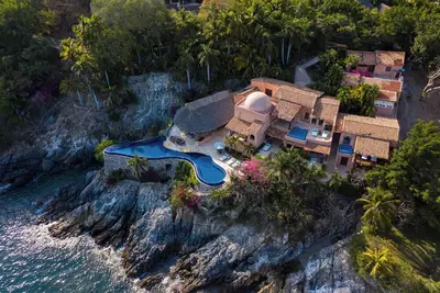 Image de Casa Tomasina: Staffed Oceanfront Estate with Giant Infinity Pool + Views