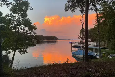 Image de Lakefront Luxury Apartment on Lake Murray ~ Next to  Marina