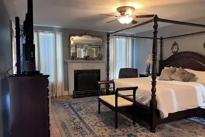 Image de 5 or 6 Suites & Extended stay available w/ discount! Events welcome full cater!