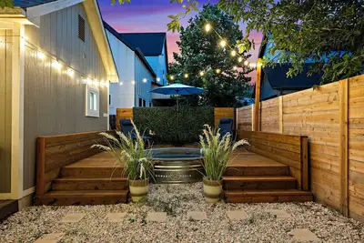 Image de East Atx Two Units 6br/4ba with Cowboy Pool, Two Fire Pits, Two Grills