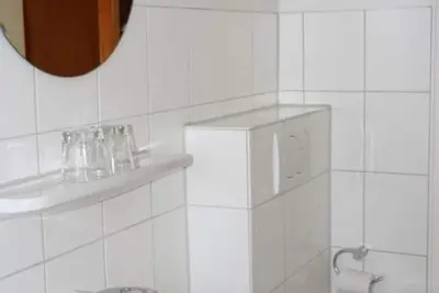 Image de Inexpensive accommodation for craftsmen, close to the highway.