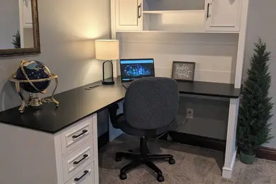 Image de king Bed & a Sofa Queen bed Center of Mansfield