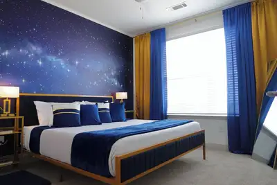 Image de Serenity Retreat 1bd Lux King in Southeast Jax with Balcony and Lake View