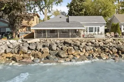 Image de Romantic Winter Escape with Lake Views: Hot Tub, Infrared Sauna