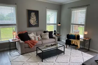 Image de Beautiful Duplex for 4 Near Madison