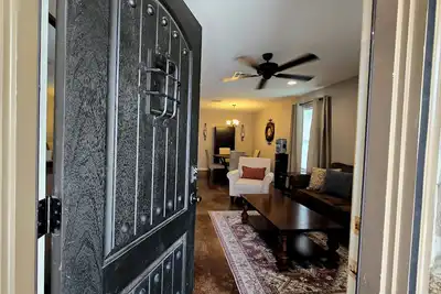 Image de Quiet, Secure 3br/2ba in Prime Location