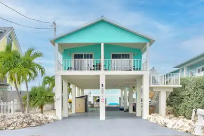 Beautiful oceanfront home with dock and kayaks!