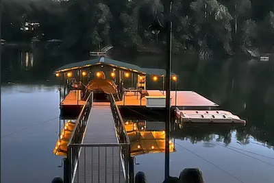 Image de Charming house on Lake Hartwell ~ Sleeps 12~ Fishing ~ 11 miles to Clemson