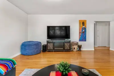 Image de Main floor of house, 10 min from downtown calgary, 8 min from Peter Laugheed