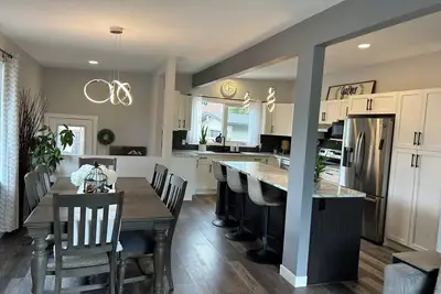 Image de Bright and modern 4 bedroom home. Centrally located in the heart of the South.