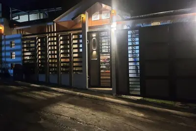 Image de Maison de 3 chambres entièrement meublée et climatisée avec parking gratuit