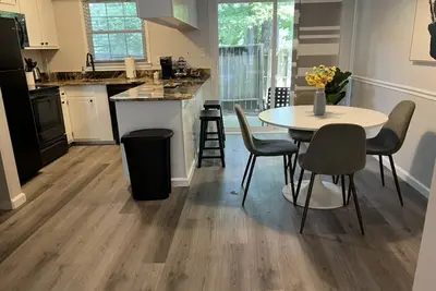 Image de Cary End Unit 2 Bedroom Townhome with 3 Beds