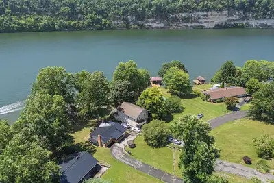 Image de Lakefront retreat with private dock, open living, fire pit, full kitchen & cozy indoor spaces
